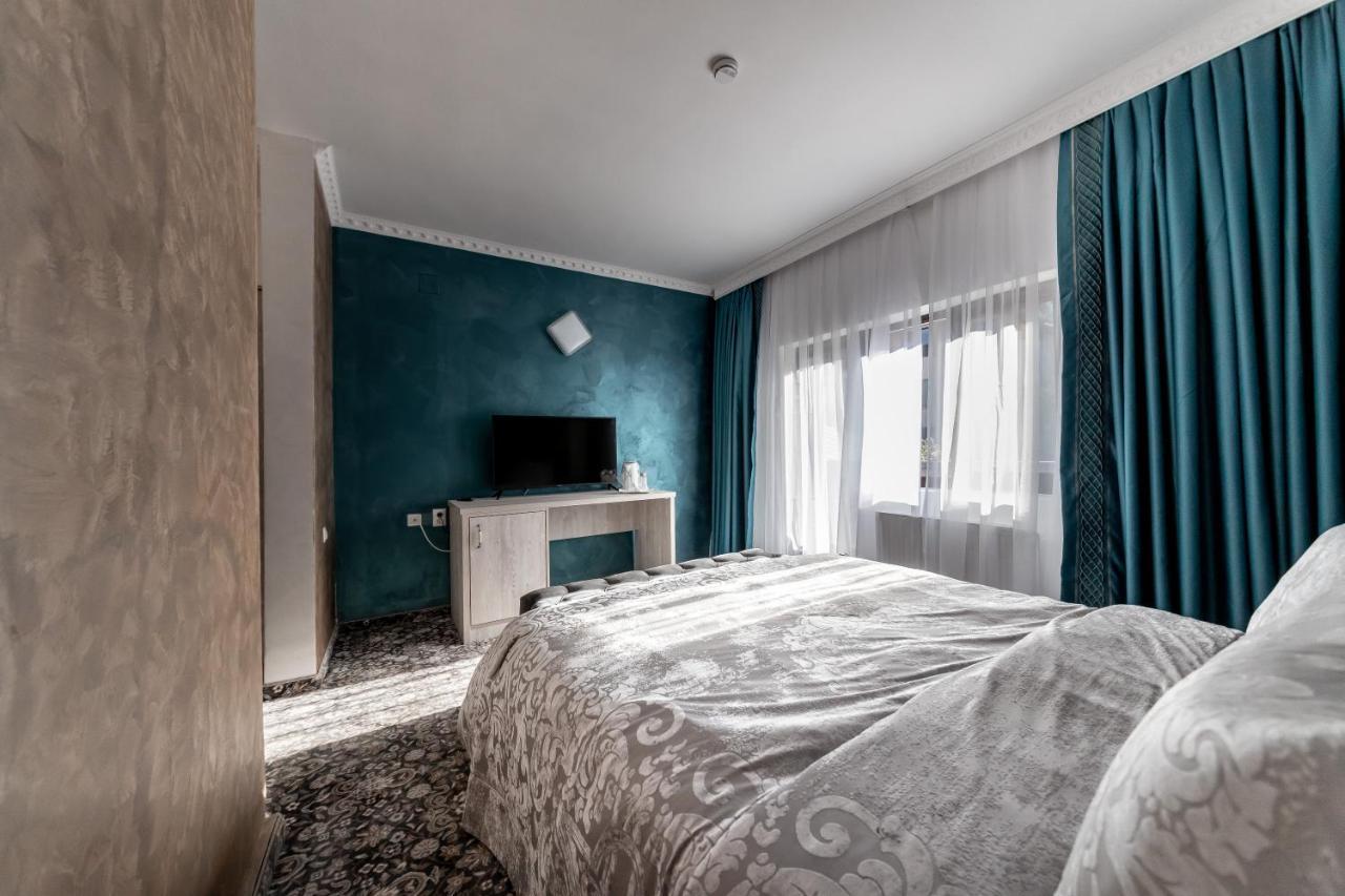 Suru Hotel&Restaurant Busteni Bagian luar foto