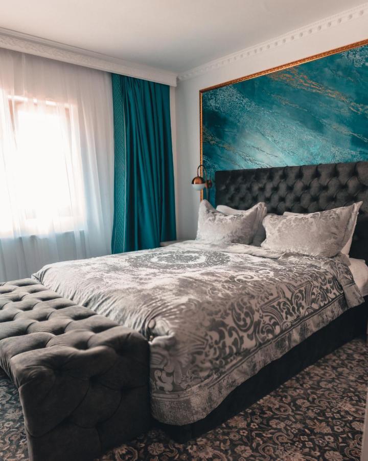 Suru Hotel&Restaurant Busteni Bagian luar foto