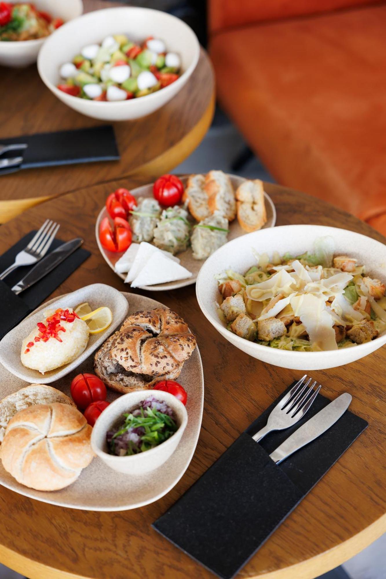 Suru Hotel&Restaurant Busteni Bagian luar foto